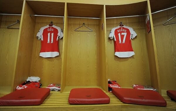 Arsenal Changing Room: Mesut Ozil and Alexis Sanchez Prepare for Arsenal vs. Crystal Palace (2015-16)