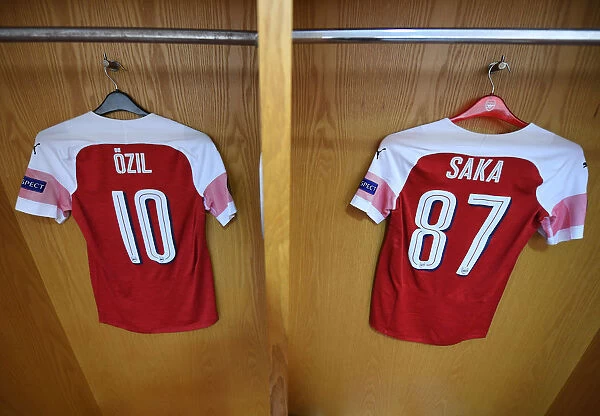 Arsenal Changing Room: Mesut Ozil and Buyako Shirts Before Arsenal vs Qarabag (UEFA Europa League 2018-19)