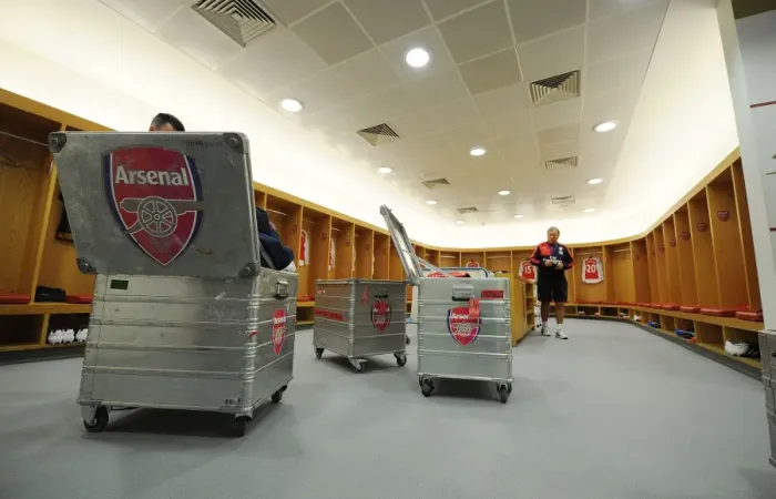 Framed Print : Arsenal Changing Room: Pre-Match Preparations vs Sunderland (Premier League 2015-16)
