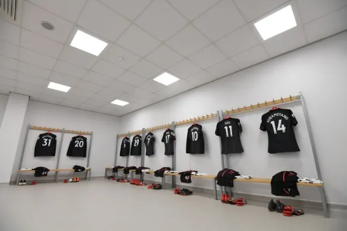 Framed Print : Arsenal Changing Room: Preparing for Brighton & Hove Albion Clash (Premier League 2017-18)