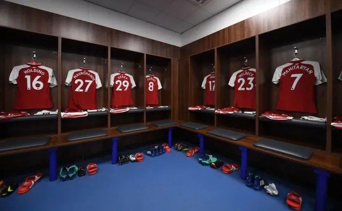 Framed Print : Arsenal Changing Room: Preparing for Leicester City Clash (2017-18 Premier League)