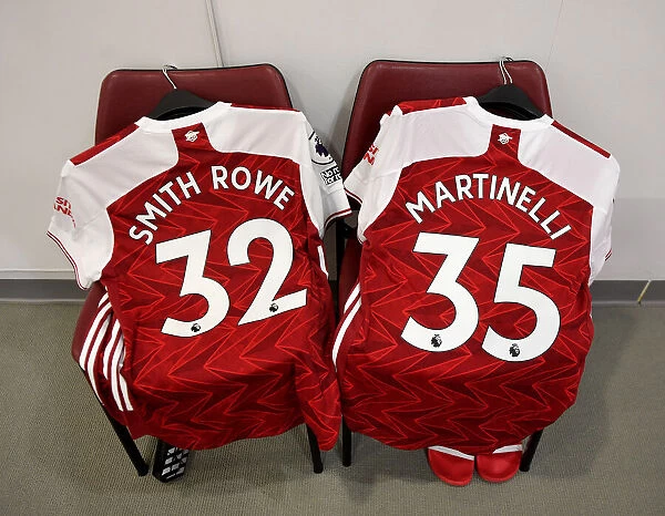 Arsenal Changing Room: Smith Rowe and Martinelli Prepare for Arsenal v Chelsea (2020-21)