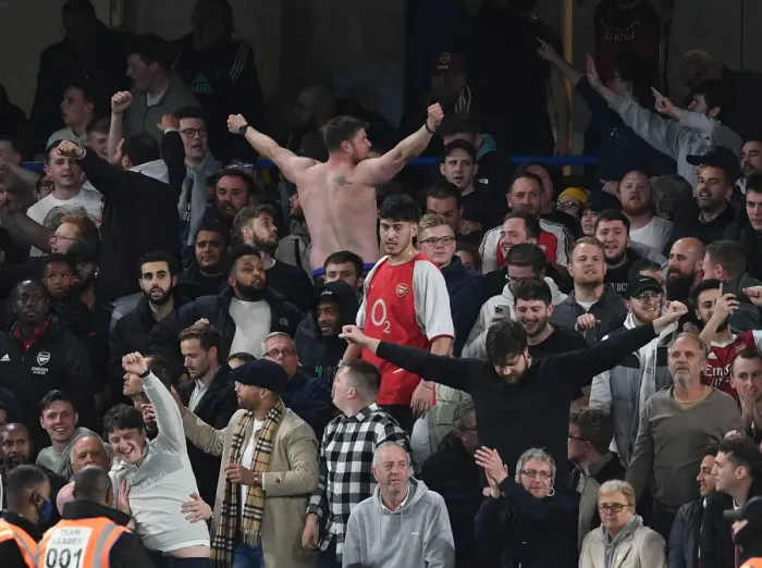 Framed Print : Arsenal Clinch Unforgettable Premier League Victory over Chelsea: Euphoric Celebrations at Stamford Bridge