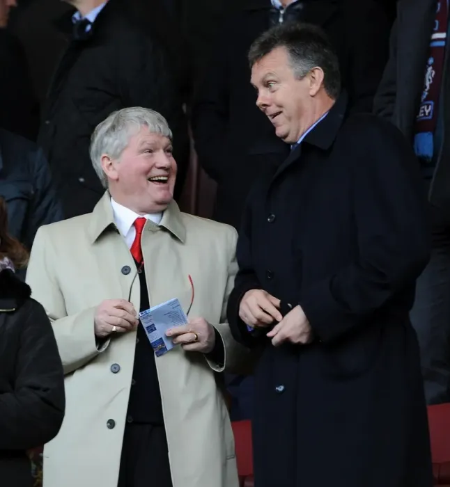 Framed Print : Former Arsenal Coaches Rice and O'Leary Reunite Ahead of Burnley vs. Arsenal Clash