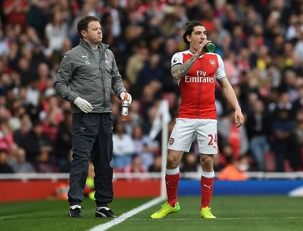 Arsenal: Colin Lewin Tends to Injured Hector Bellerin during Arsenal vs Manchester City, Premier League 2016-17