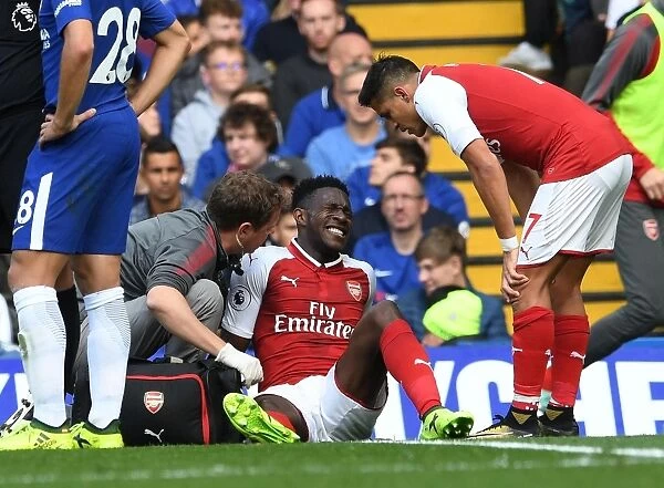Arsenal: Danny Welbeck Receives Treatment from Colin Lewin as Alexis Sanchez Looks On during Chelsea vs Arsenal Match, 2017-18