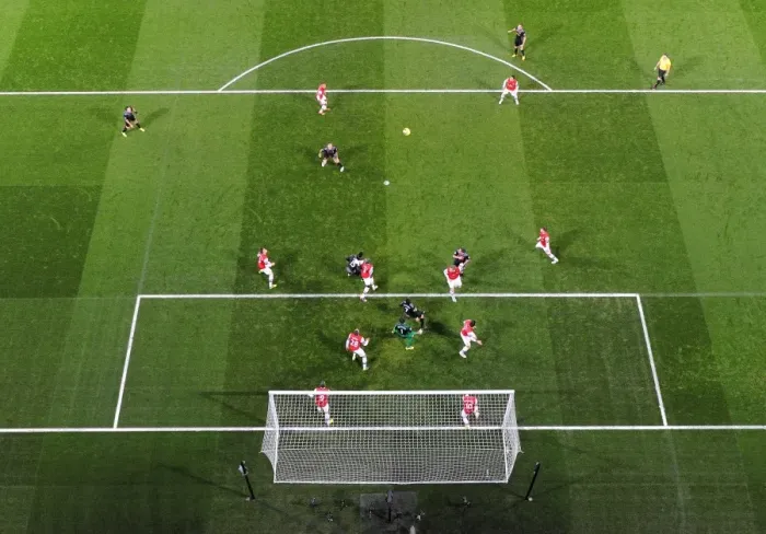 Framed Print : Arsenal defend their goal. Arsenal 2: 2 Liverpool. Barclays Premier League. Emirates Stadium