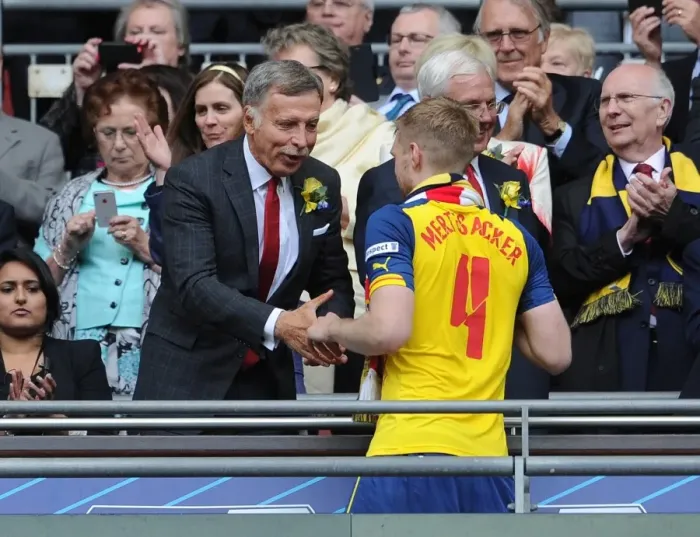 Framed Print : Arsenal Director Stan Kroenke shakes hands with Per Mertesacker (Arsenal) after the match