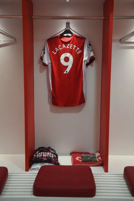 Framed Print : Arsenal Dressing Room: Pre-Match Focus before the Clash against Manchester City (2021-22) Framed Print : Arsenal Dressing Room: Pre-Match Focus before the Clash against Manchester City (2021-22)