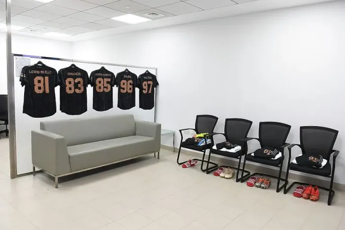 Framed Print : Arsenal in the Dubai Super Cup: Pre-Match Huddle Against Olympique Lyonnais