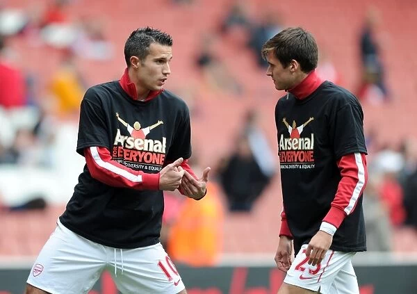 Arsenal Duo: Robin van Persie and Carl Jenkinson Warm Up Ahead of Arsenal's 2:1 Victory over Sunderland in the Premier League