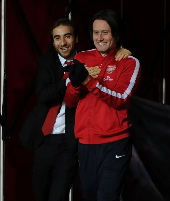 Framed Print : Arsenal Duo Rosicky and Flamini Pre-Match Huddle vs Manchester United (2013-14) Framed Print : Arsenal Duo Rosicky and Flamini Pre-Match Huddle vs Manchester United (2013-14)