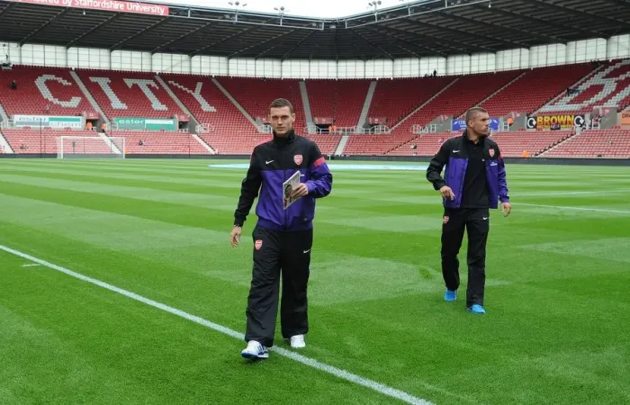 Framed Print : Arsenal Duo Thomas Vermaelen and Lukas Podolski Before Stoke City Clash (2012-13)