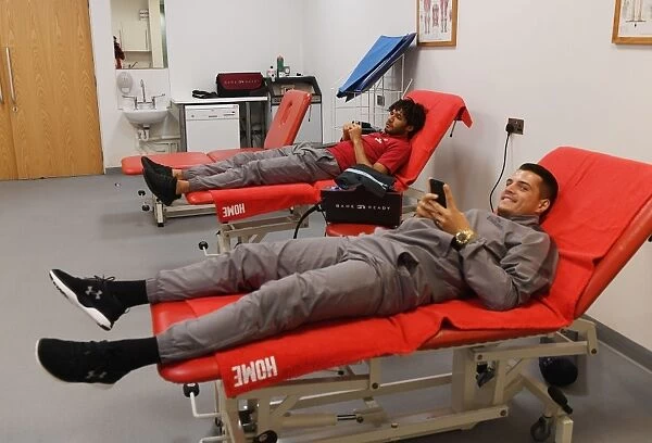 Arsenal Duo Xhaka and Elneny Relax in Emirates Cup Dressing Room