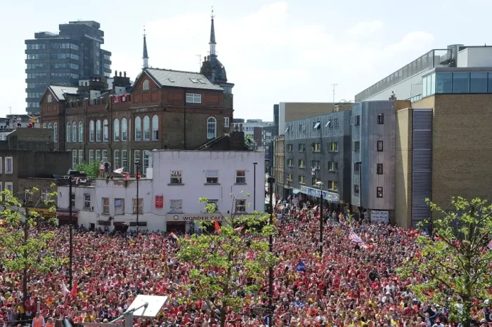 Framed Print : Arsenal FA Cup Victory: Celebrating with Fans (2014)