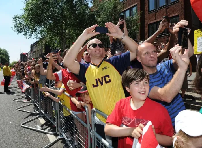 Framed Print : Arsenal FA Cup Victory: Celebrating with a Triumphant Parade through Islington, London
