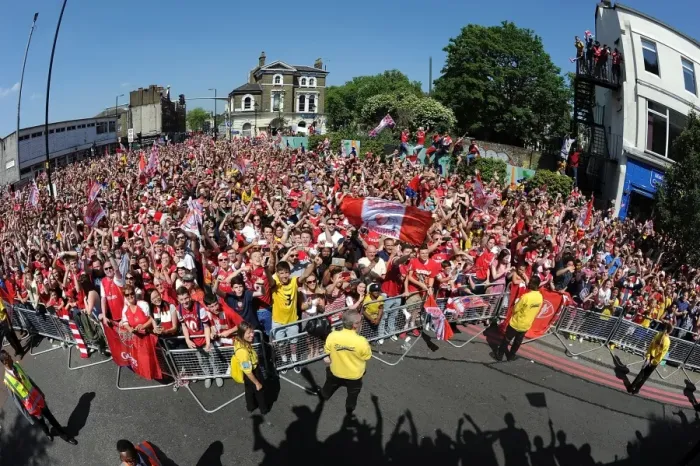 Framed Print : Arsenal FA Cup Victory Parade: Celebrating Triumph in London, 2014 Framed Print : Arsenal FA Cup Victory Parade: Celebrating Triumph in London, 2014