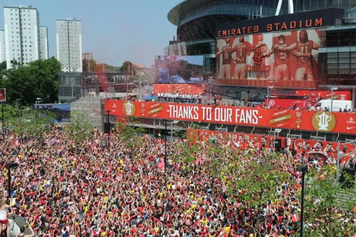 Framed Print : Arsenal FA Cup Victory Parade: Celebrating with the Trophy at Emirates Stadium (2014) Framed Print : Arsenal FA Cup Victory Parade: Celebrating with the Trophy at Emirates Stadium (2014)