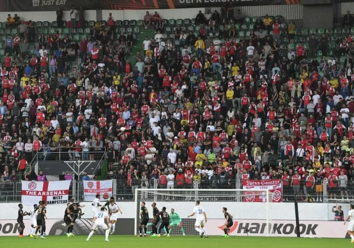 Framed Print : Arsenal Fans in Action at FC Zurich vs Arsenal, UEFA Europa League 2022-23