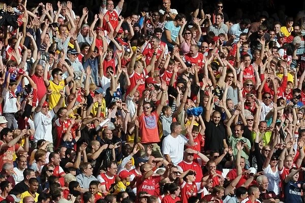 Arsenal fans. Arsenal 1: 1 AC Milan. Emirates Cup, pre season. Emirates Stadium, 31  /  7  /  10