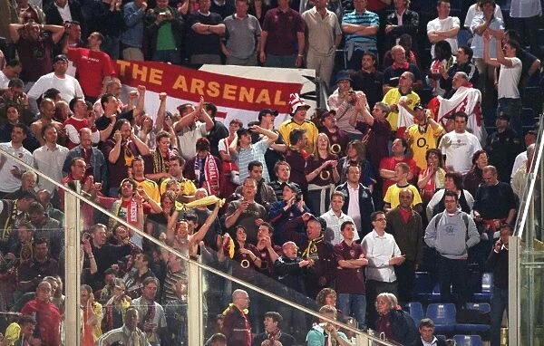 Arsenal fans celebrate at the end of the match. Villarreal 0: 0 Arsenal