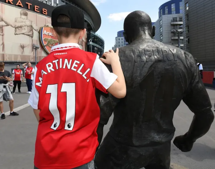 Framed Print : Arsenal Fans Donning New Shirts Ahead of Arsenal vs. Everton Premier League Clash at Emirates Stadium (2021-22) Framed Print : Arsenal Fans Donning New Shirts Ahead of Arsenal vs. Everton Premier League Clash at Emirates Stadium (2021-22)