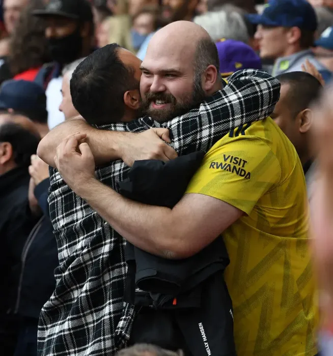 Framed Print : Arsenal Fans Embrace Before Arsenal vs Chelsea, Premier League 2021-22 Framed Print : Arsenal Fans Embrace Before Arsenal vs Chelsea, Premier League 2021-22