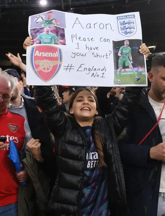 Framed Print : Arsenal Fans Euphoria: Dramatic Victory Over West Ham United in Premier League