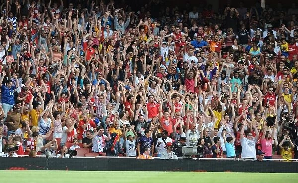 Arsenal fans do a mexican wave. Arsenal 1:2 Galatasaray. Emirates Cup Day Two. Emirates Stadium