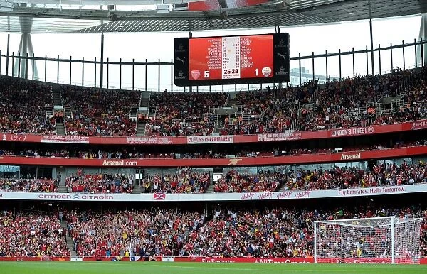 Arsenal fans do a mexican wave. Arsenal 5: 1 Benfica. The Emirates Cup, Day 1. Emirates Stadium