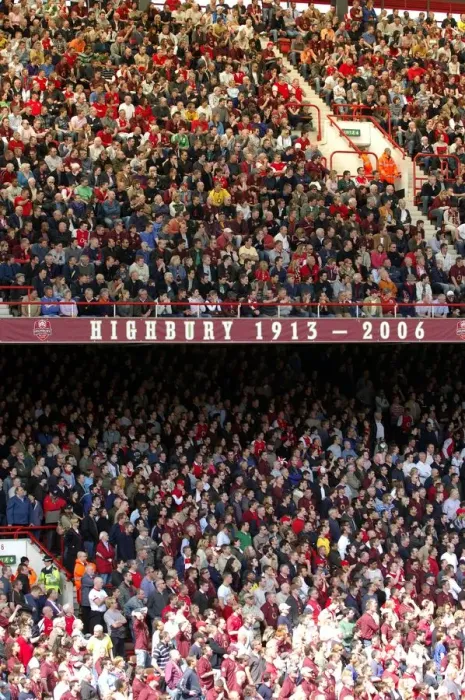 Framed Print : Arsenal Fans in the North Bank near the Highbury 1913 - 2006 banner