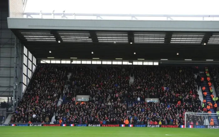 Framed Print : Arsenal Fans Unite Before West Bromwich Albion Clash in Premier League (2015-16) Framed Print : Arsenal Fans Unite Before West Bromwich Albion Clash in Premier League (2015-16)
