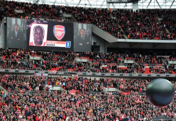 Framed Print : Arsenal Fans at Wembley: Carling Cup Final - Arsenal vs. Birmingham City (2011) Framed Print : Arsenal Fans at Wembley: Carling Cup Final - Arsenal vs. Birmingham City (2011)