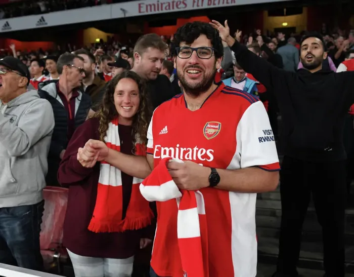 Framed Print : Arsenal Fans Go Wild: Dramatic Victory Over Liverpool in the 2022-23 Premier League