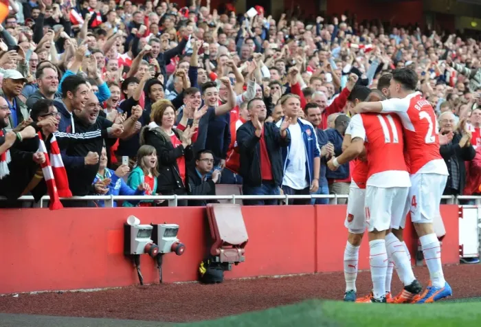 Framed Print : Arsenal Fans Go Wild: Mesut Ozil Scores the Winner Against Manchester United, 2015 / 16 Premier League
