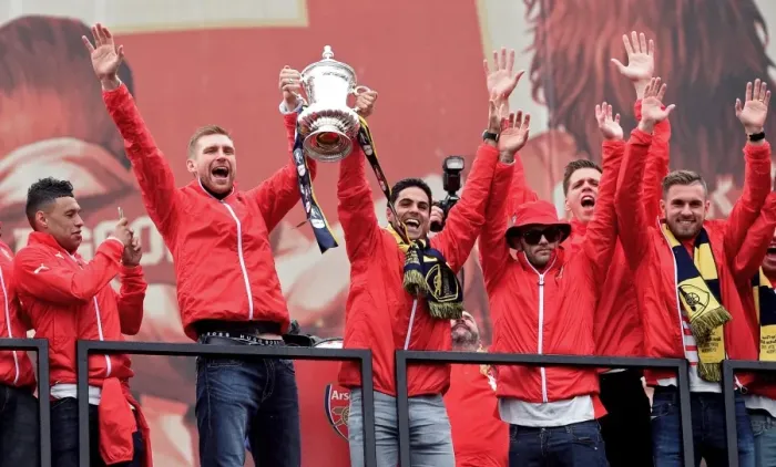 Framed Print : Arsenal FC: 2014-15 FA Cup Victory Parade - Celebrating the Triumph