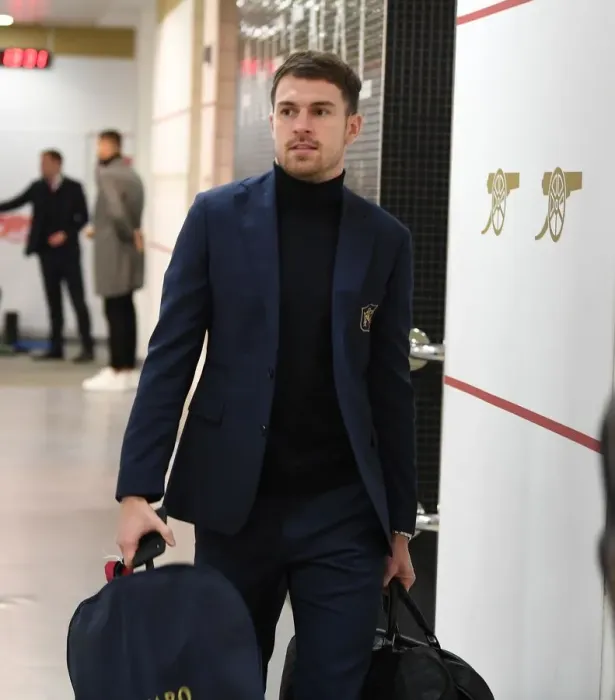 Framed Print : Arsenal FC: Aaron Ramsey's Pre-Match Routine vs Fulham (2018-19) Framed Print : Arsenal FC: Aaron Ramsey's Pre-Match Routine vs Fulham (2018-19)