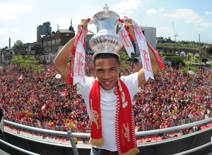 Framed Print : Arsenal FC: Celebrating FA Cup Victory with Kieran Gibbs (2014 Trophy Parade)