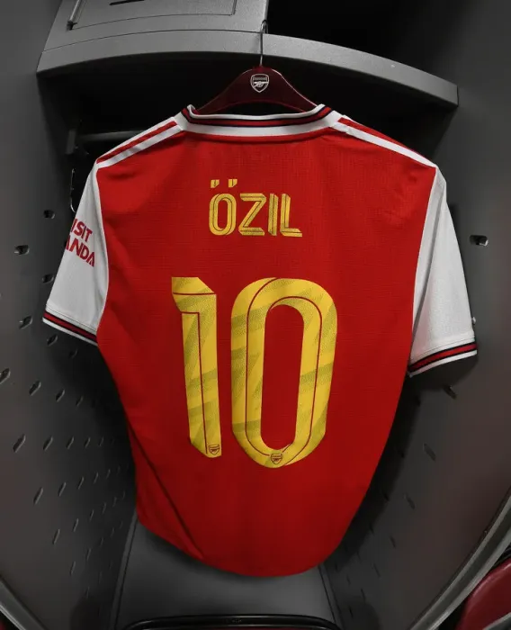 Framed Print : Arsenal FC at Commerce City: Mesut Ozil's Jersey in the Arsenal Changing Room (Colorado Rapids vs Arsenal 2019-20) Framed Print : Arsenal FC at Commerce City: Mesut Ozil's Jersey in the Arsenal Changing Room (Colorado Rapids vs Arsenal 2019-20)