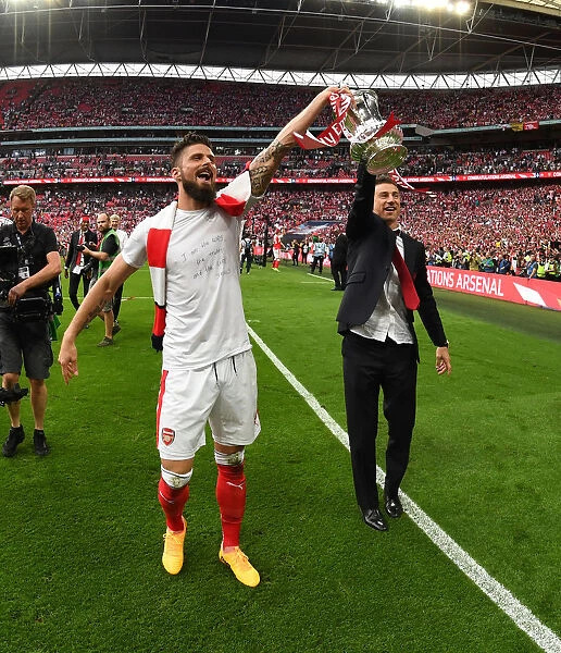 Arsenal FC: Giroud and Koscielny Celebrate FA Cup Victory