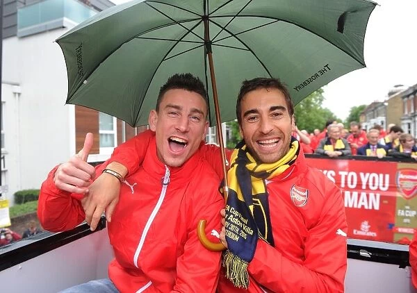 Arsenal FC: Koscielny and Flamini Lead the FA Cup Victory Parade (2014-15)