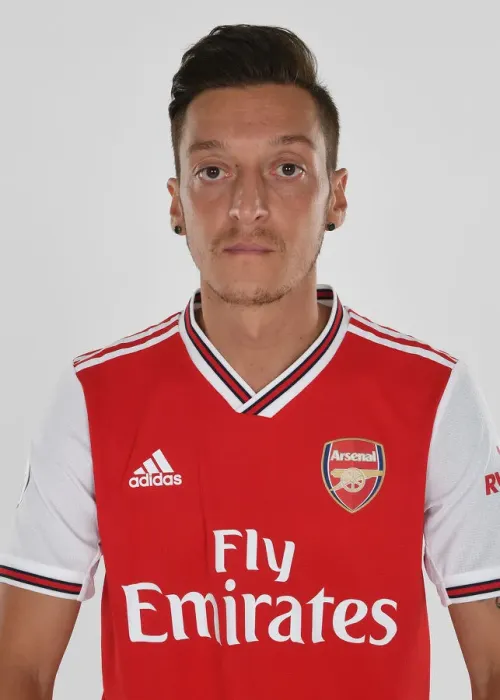 Framed Print : Arsenal FC: Mesut Ozil at 2019-20 Training Session Framed Print : Arsenal FC: Mesut Ozil at 2019-20 Training Session