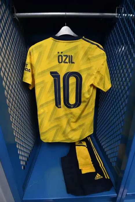 Framed Print : Arsenal FC: Mesut Ozil's Changing Room Moment before Arsenal vs. Bayern Munich in the International Champions Cup (2019) Framed Print : Arsenal FC: Mesut Ozil's Changing Room Moment before Arsenal vs. Bayern Munich in the International Champions Cup (2019)
