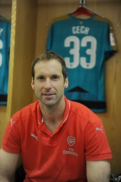 Arsenal FC: Petr Cech in the Changing Room - Arsenal vs. Olympique Lyonnais, Emirates Cup 2015 / 16