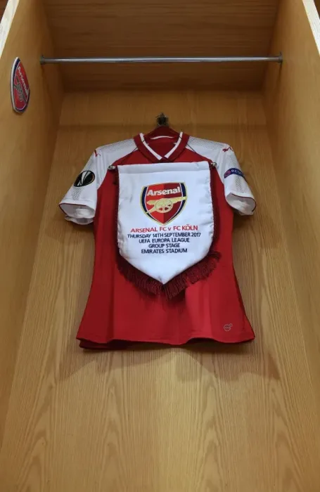 Framed Print : Arsenal FC: Pre-Match Gear Up - Arsenal Shirt and Pennant (vs 1. FC Koeln, Europa League 2017-18) Framed Print : Arsenal FC: Pre-Match Gear Up - Arsenal Shirt and Pennant (vs 1. FC Koeln, Europa League 2017-18)