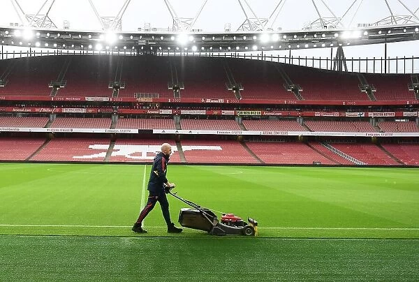 Arsenal FC: Pre-Match Grounds Crew Preparing Emirates Stadium for Arsenal v Nottingham Forest (2022-23)