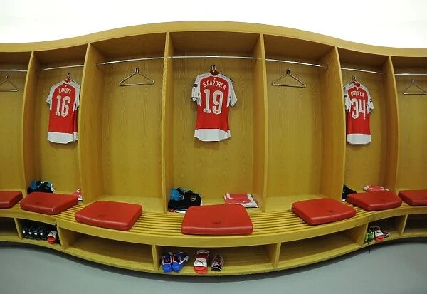 Arsenal FC: Pre-Match Huddle in the Dressing Room vs. FC Bayern Munich (2015 / 16 UCL)