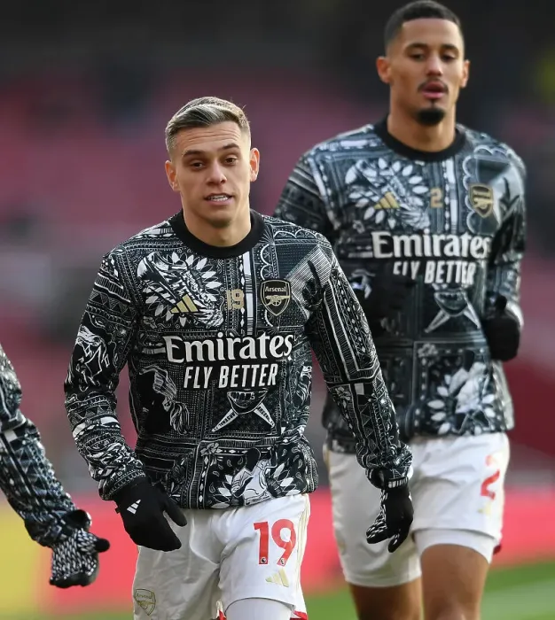 Framed Print : Arsenal FC: Pre-Match Warm-Up vs. Wolverhampton Wanderers (2023-24) - Leandro Trossard and Team