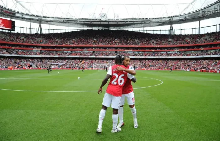 Framed Print : Arsenal FC: Theo Walcott and Emmanuel Frimpong Pre-Match Huddle vs Liverpool, 2011-2012