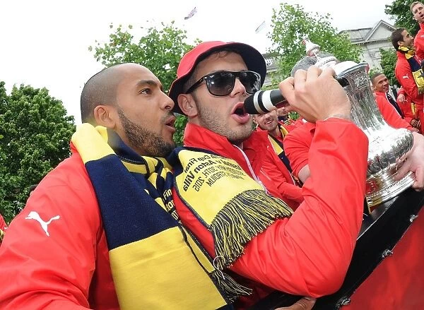 Arsenal FC: Theo Walcott and Jack Wilshere Celebrate FA Cup Victory (2014-15)